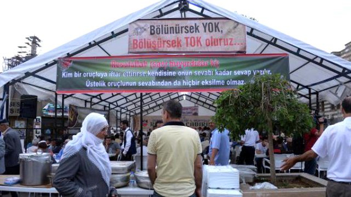 Diyarbakır\'da, \'Bölünürsek Yok, Bölüşürsek Tok Oluruz\' İftar Çadırı Açıldı