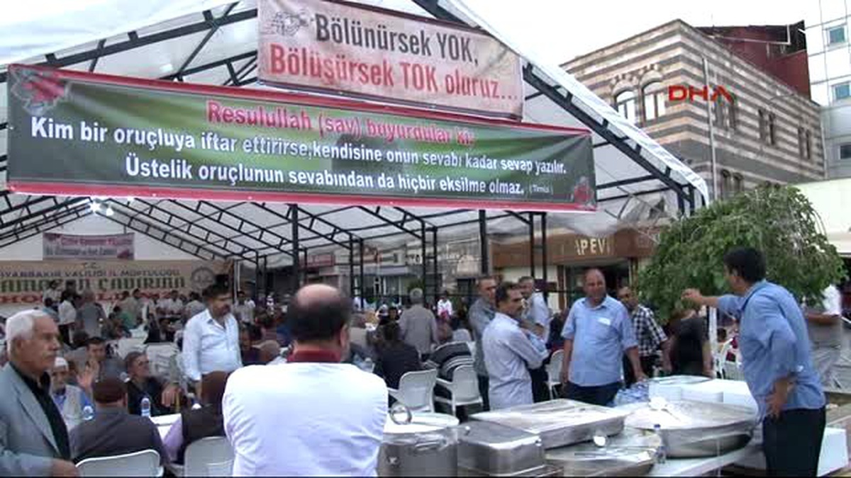 Diyarbakır?da, \'Bölünürsek Yok, Bölüşürsek Tok Oluruz\' İftar Çadırı Açıldı