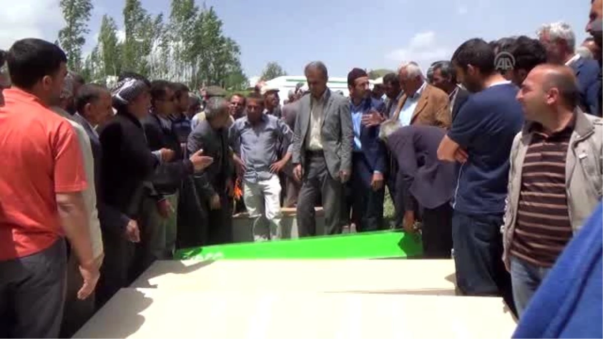 Diyarbakır-Şanlıurfa Karayolundaki Kazada Ölen 6 Kişinin Cenazesi Defnedildi (2)