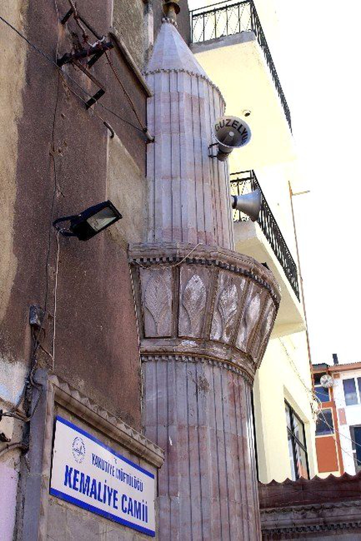 Duvar Minareli Cami Görenleri Şaşırtıyor