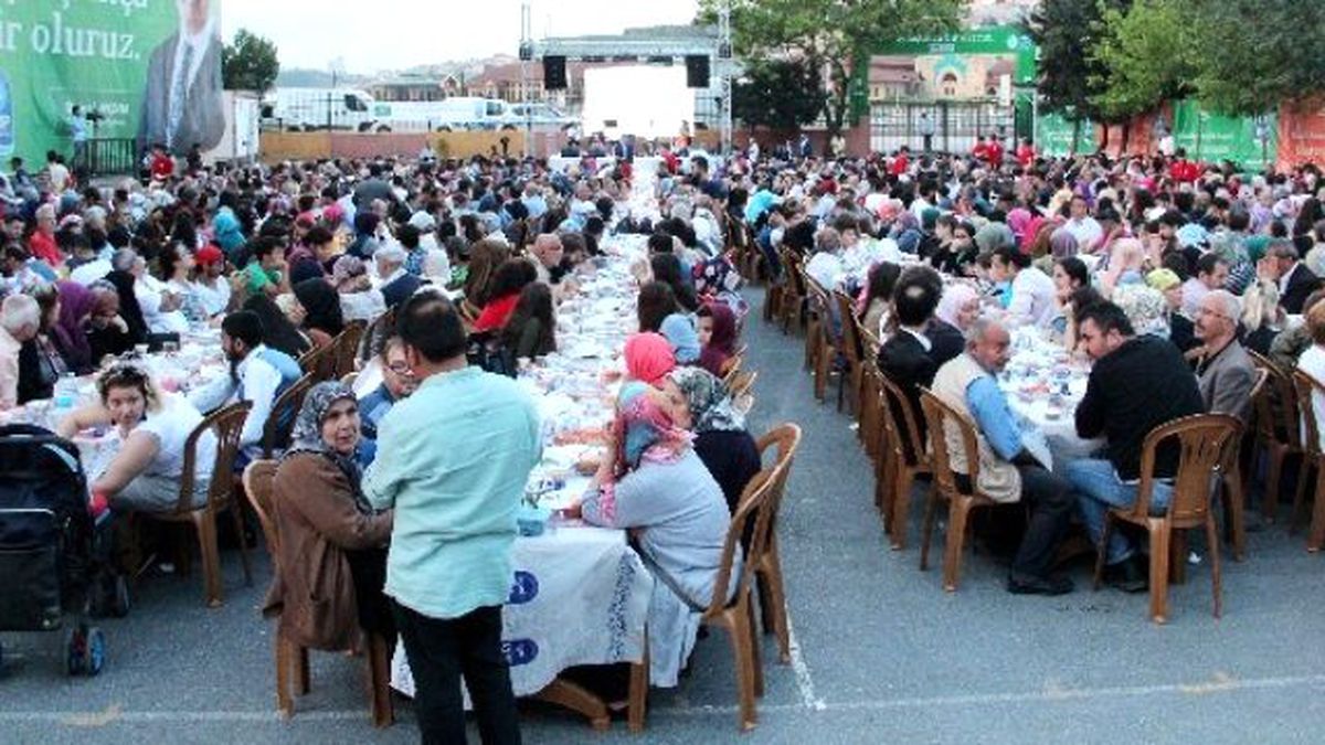 Eyüp\'te Beş Bin Kişilik Dev İftar Sofrası Kuruldu