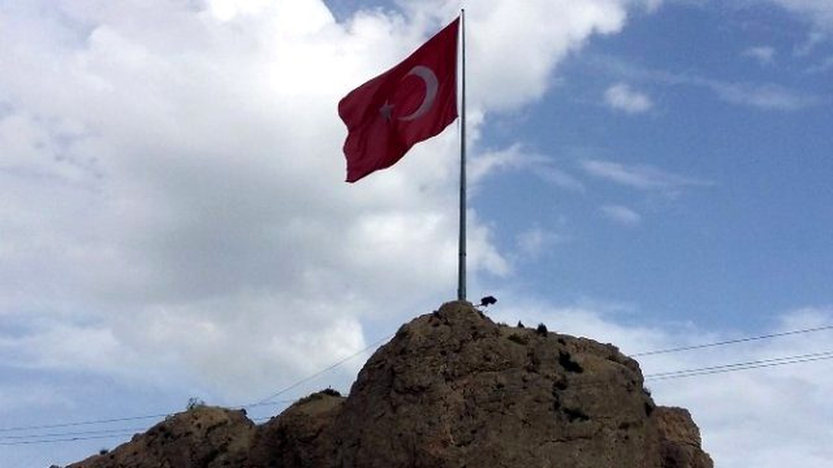 Fırtınanın Yırttığı Türk Bayrağı Yerine Asıldı