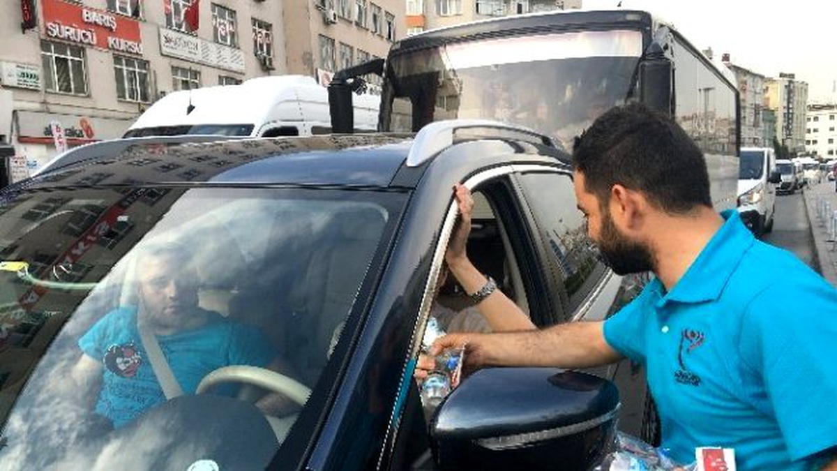 Güngören Belediyesi\'nden Trafikteki Vatandaşlara İftariyelik