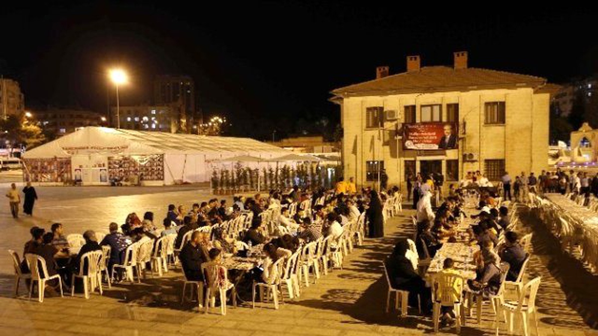 Haliliye Belediye Başkanı Fevzi Demirkol, İlk Sahuru Vatandaşlarla Yaptı