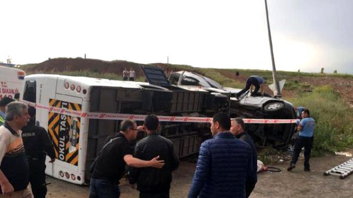 İki Servis Aracı Çarpıştı: 6 Yaralı