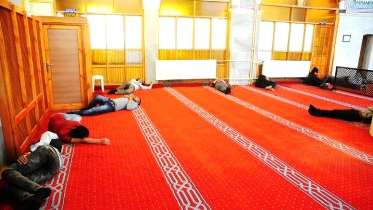 İlk Günden Camiler Uyuyanlarla Doldu