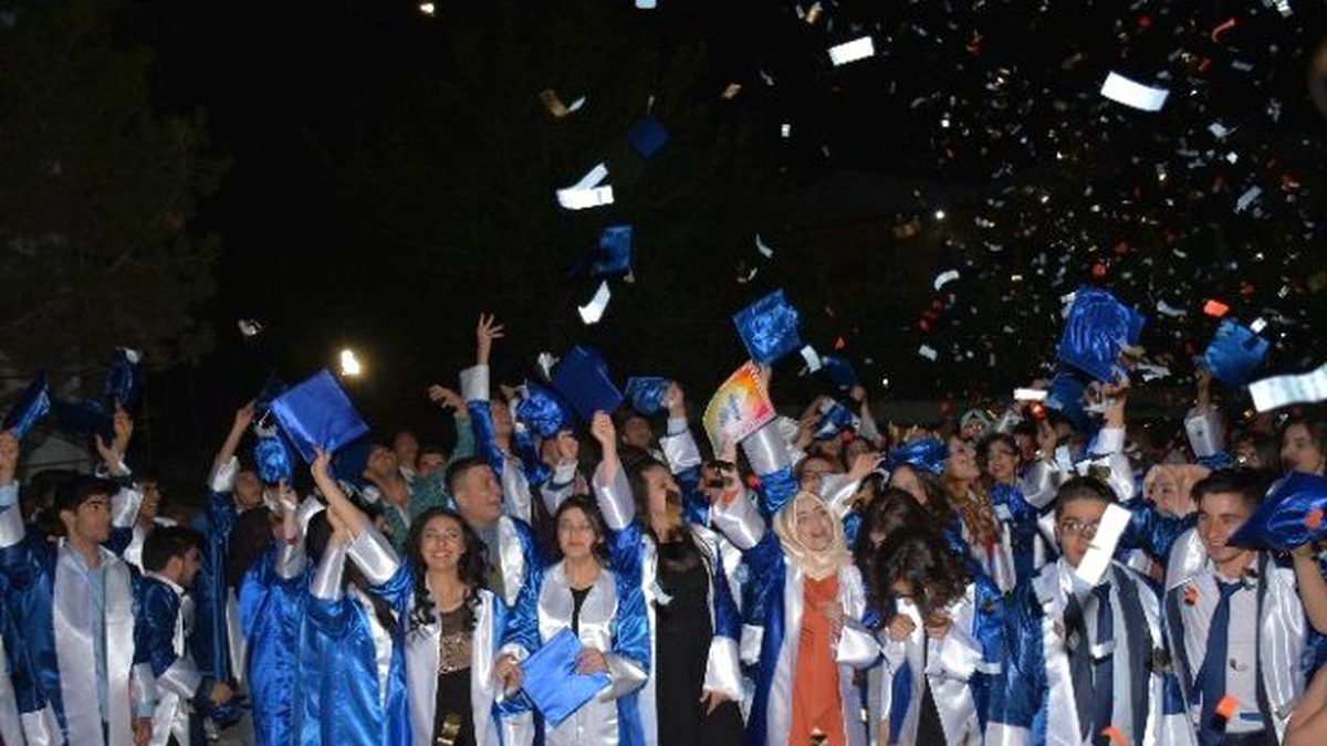 İlk Mezunlar, Hep Birlikte Kep Fırlattı