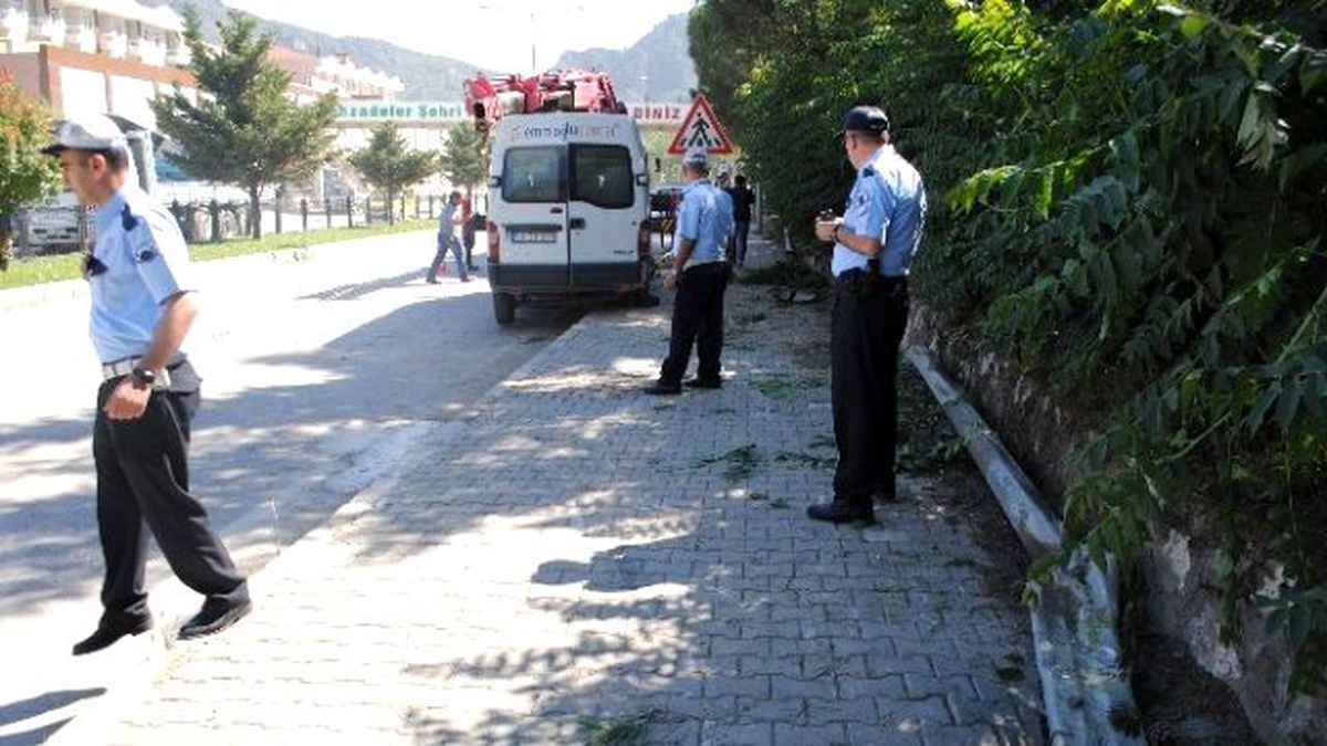 İşçileri Taşıyan Minibüs Çarptığı Direği İkiye Ayırdı