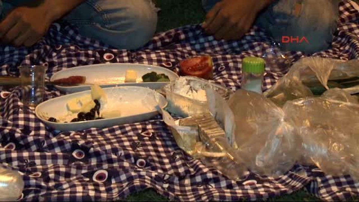 İzmir Yolda Çalışan İşçiler, Orta Refüjde Sahur Yaptı