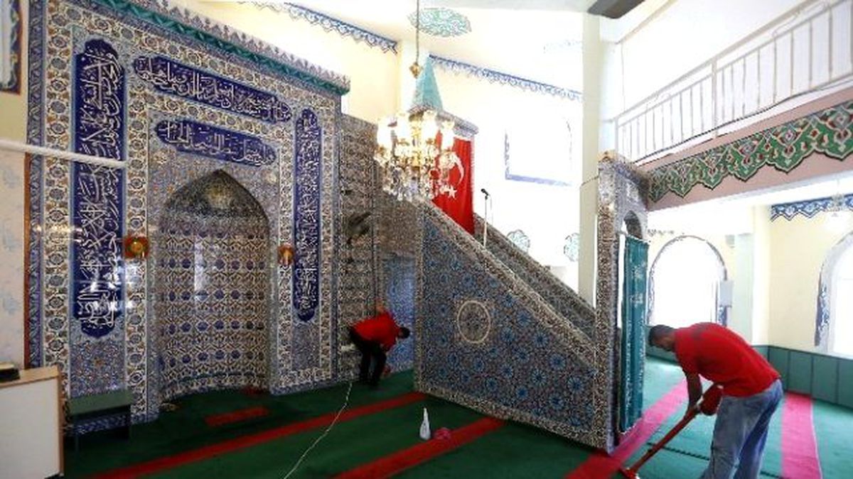 Konak\'ta Camilerde Ramazan Temizliği