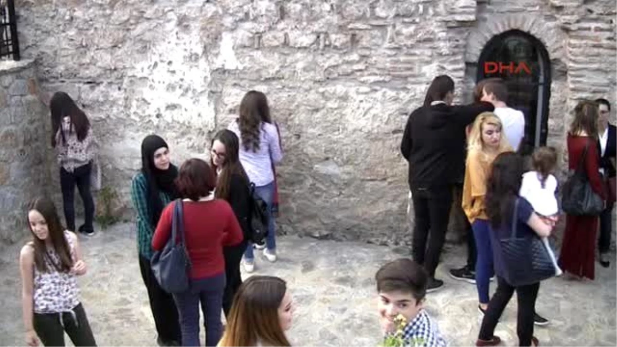 Makedonya?nın Ohri Şehrinde Türk Öğrencilerin Resim Sergisine Büyük İlgi