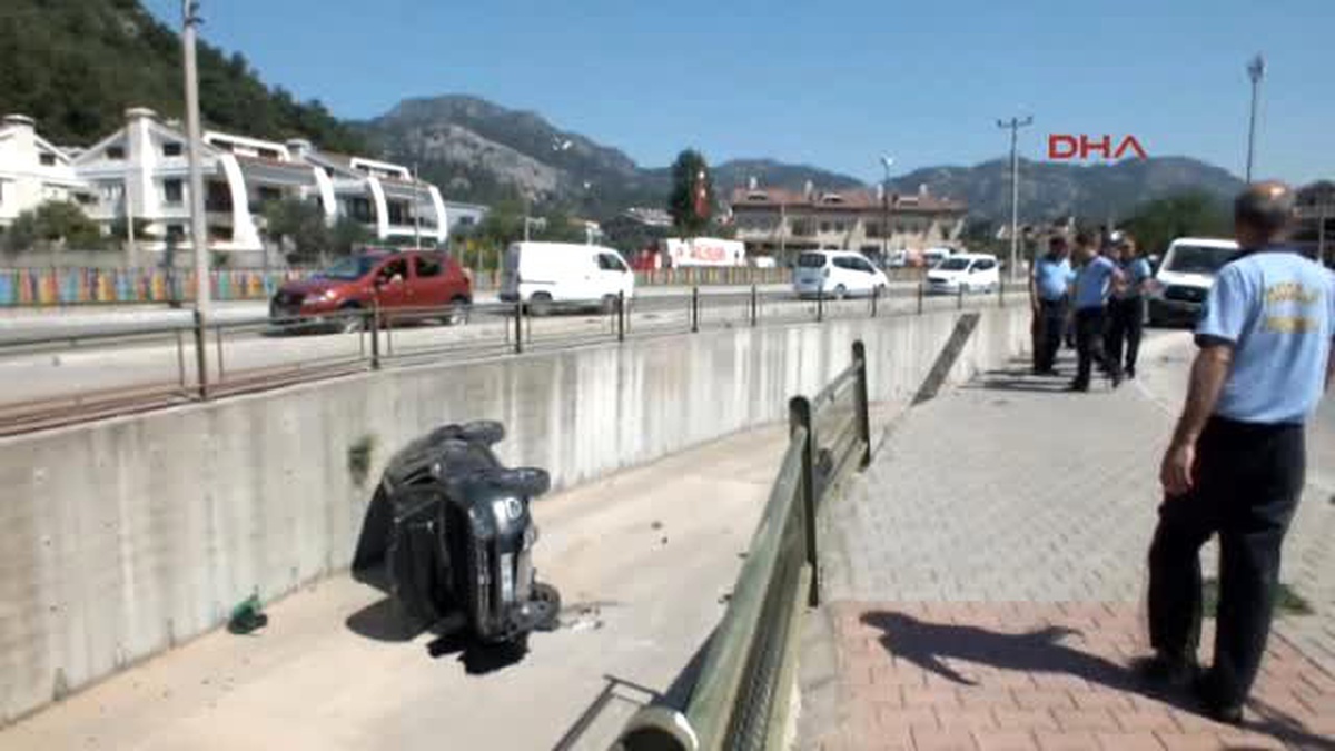 Marmaris - Kediye Çarpmamak İçin Otomobiliyle Kanala Uçtu