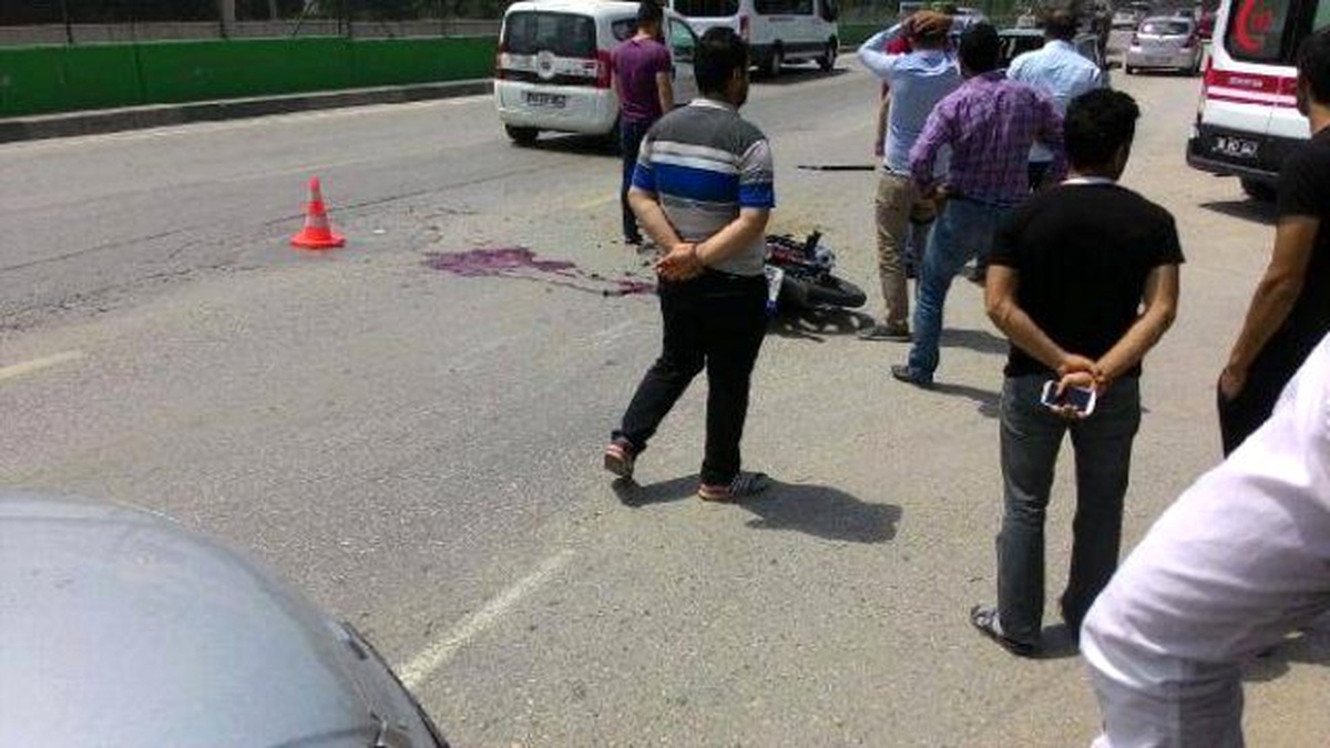 Motosikletiyle Otomobile Çarpan Genç Öldü