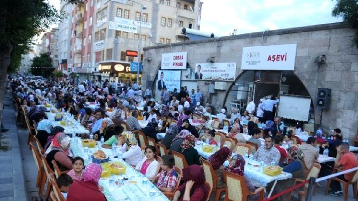 Niğde Belediyesi\'nin İlk İftar Sofrası Paşakapı Caddesinde Açılıyor