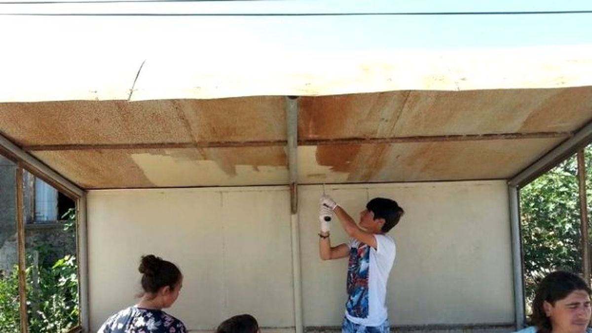 Öğrenciler Yolcu Durağını Boyadı