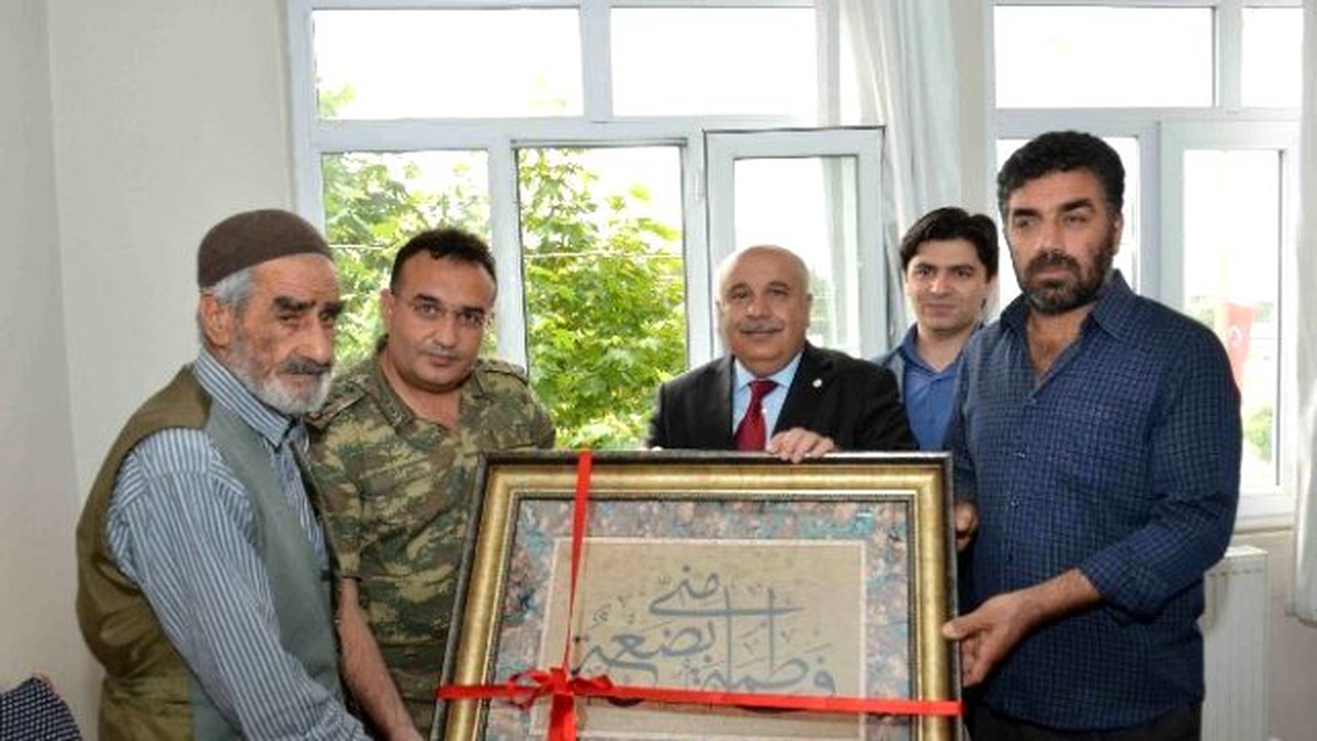 Rektör ve Komutan Şehit Ailesini Ziyaret Etti