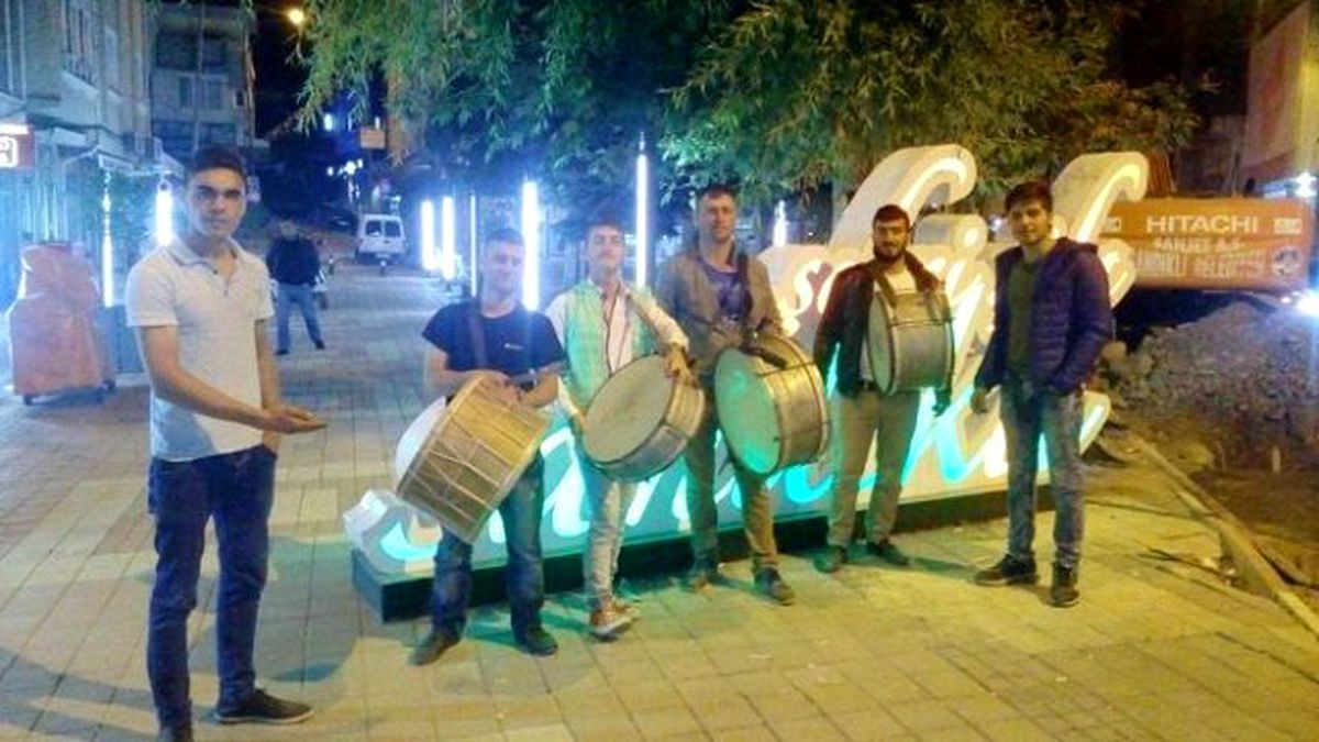 Sandıklı\'da Ramazanın İlk Sahurunda Davulcular Sokaklara Dağıldı