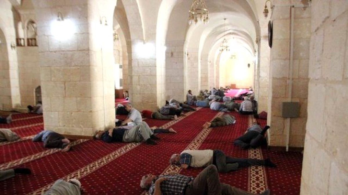 Şanlıurfa\'da Sıcaktan Bunalan Vatandaşlar Camilerde Serinledi