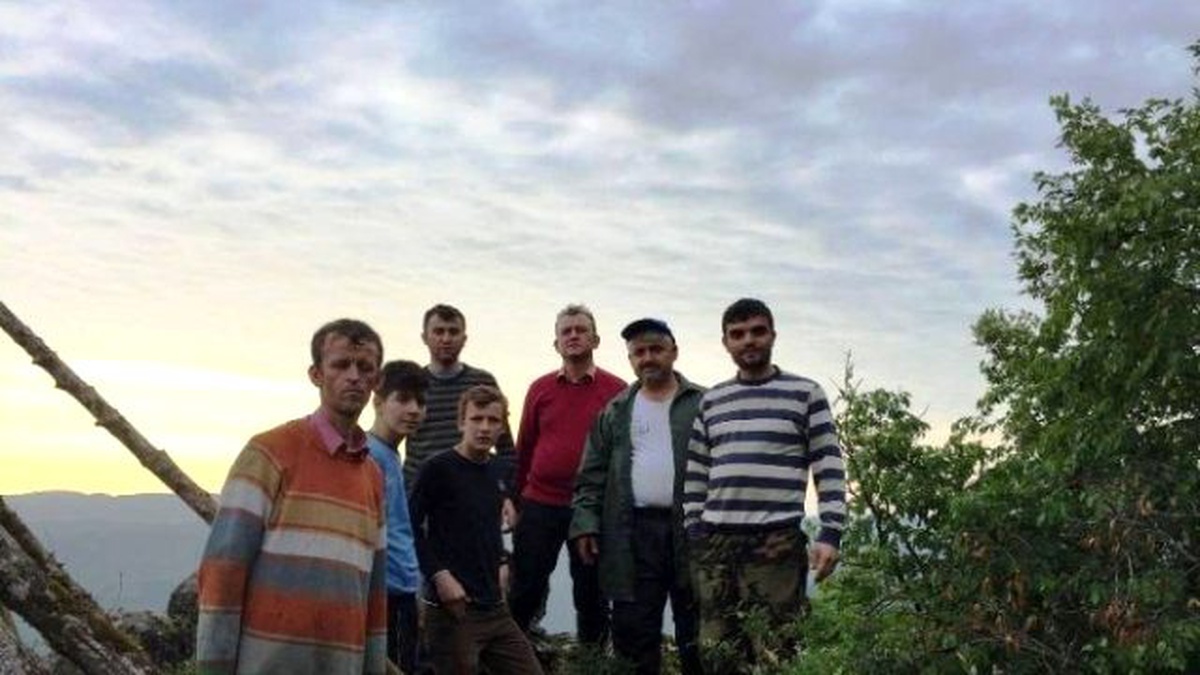Şehitlerin Hatırası İçin Köyün Zirvesine Bayrak Diktiler