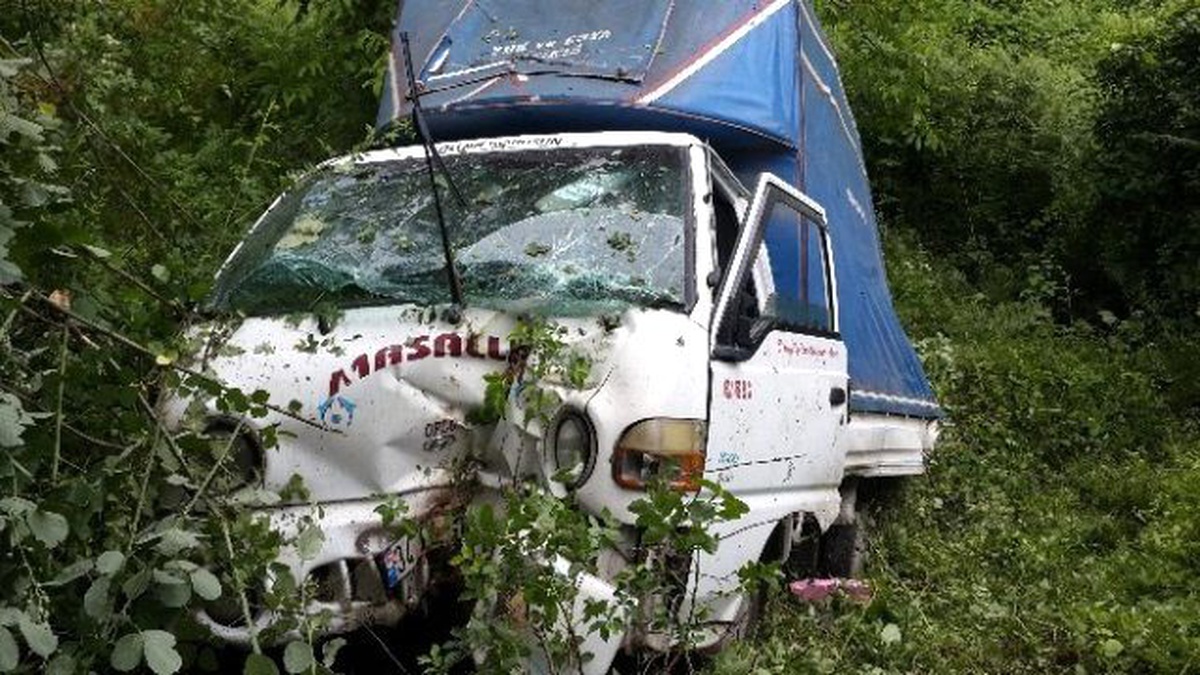 Tır\'ın Çarptığı Kamyonet Şarampole Uçtu