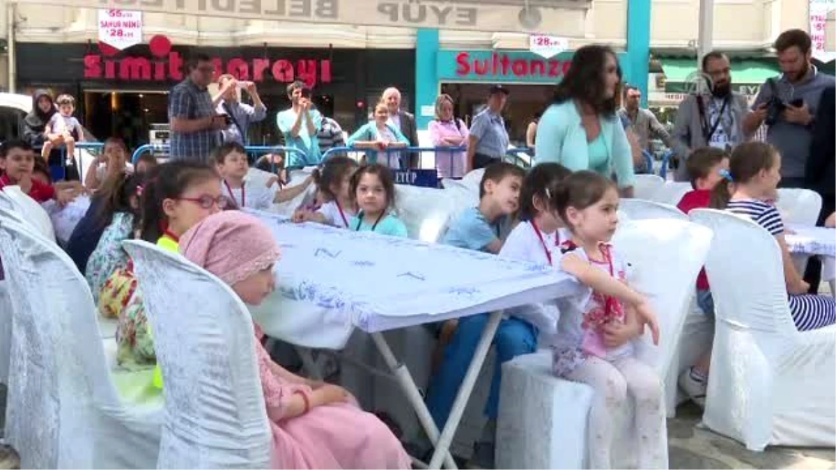 Türkiye\'nin İlk Çocuk İftarı Eyüp Sultan Meydanı\'nda Açıldı.