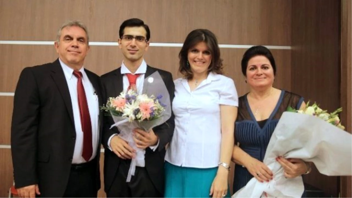 Türkiye\'nin İlk Otizmli Öğrencisi Mezuniyet Sevinci Yaşadı