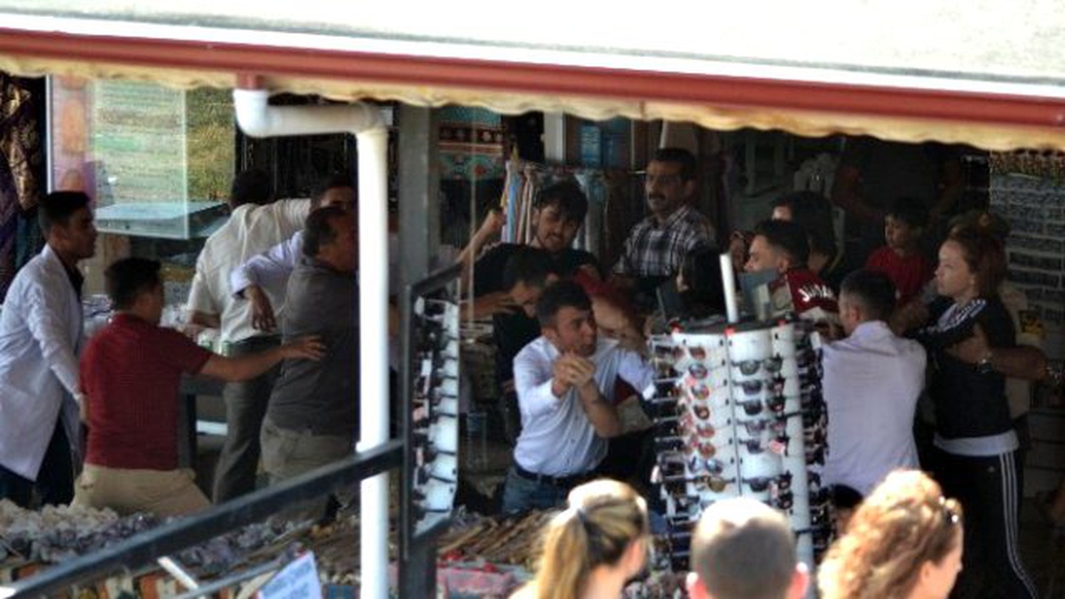 Tesis Sahipleri ile Turistler Arasında Sopalı Kavga