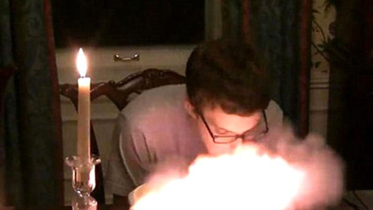 Üflediği Doğum Günü Pastası Alev Aldı