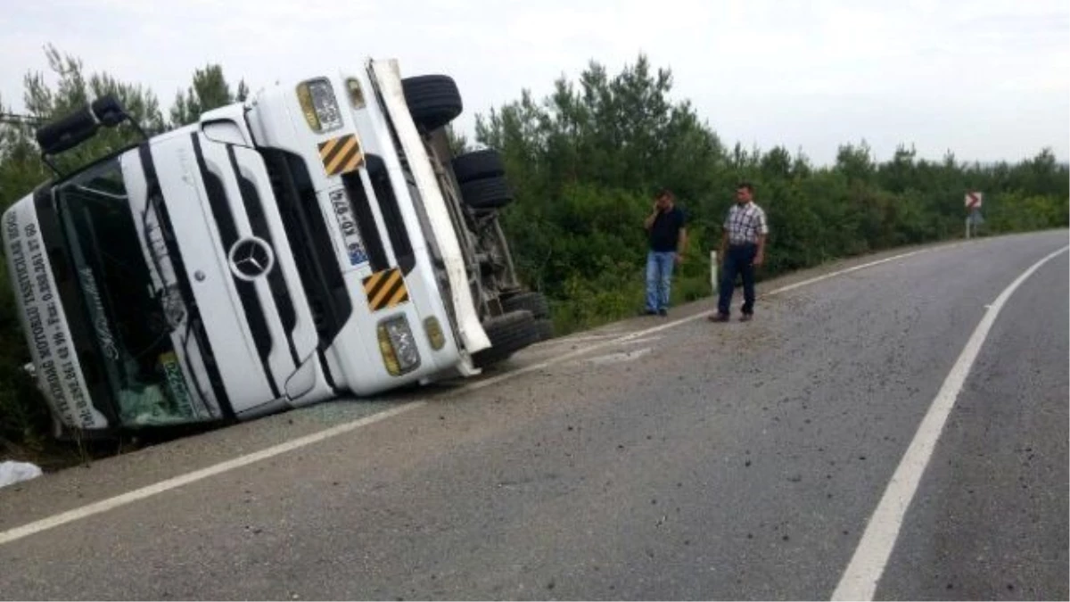 Virajı Alamayan Tır Şarampole Devrildi: 1 Yaralı