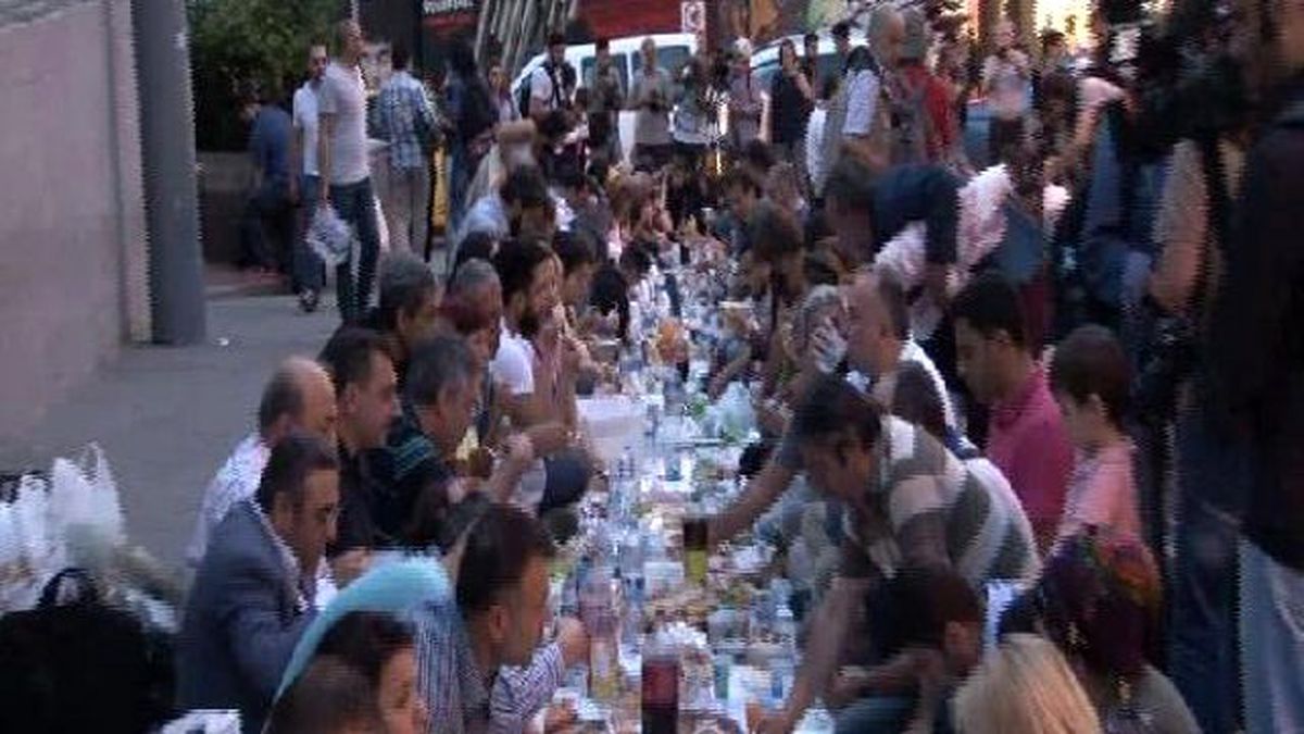 Yeryüzü Sofraları Ramazan\'ın İlk İftarını Galatasaray Meydanı\'nda Yaptı