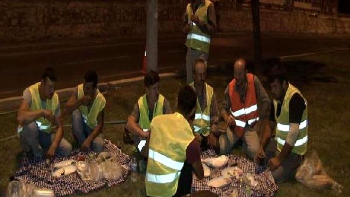 Yolda Çalışan İşçiler, Orta Refüjde Sahur Yaptı