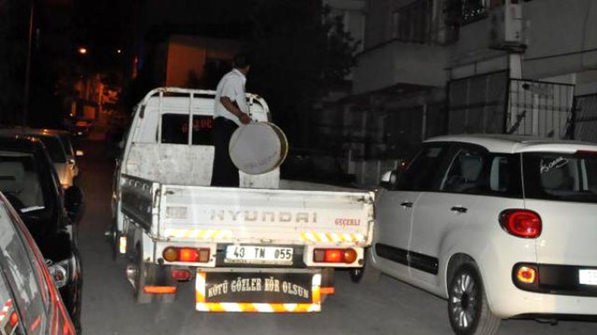 Yolda Çalışan İşçiler Refüjde Sahur Yaptı