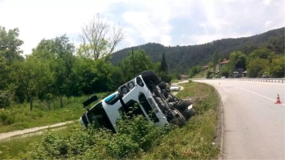 Yoldan Çıkan Tır Devrildi