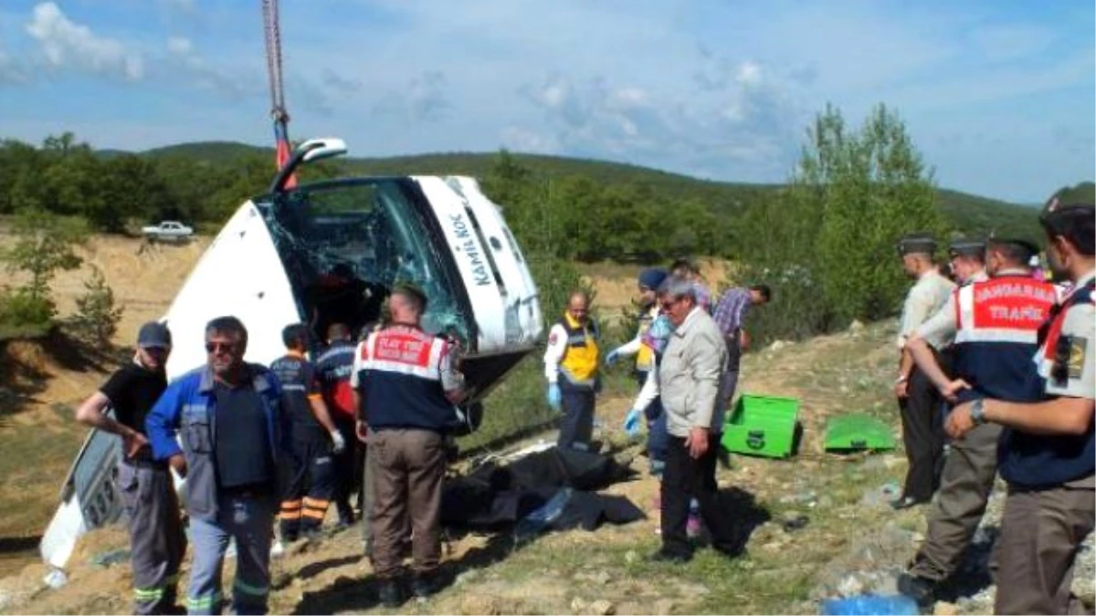 Yozgat\'ta Yolcu Otobüsü Bariyere Çarpıp Devrildi: 3 Ölü, 15 Yaralı