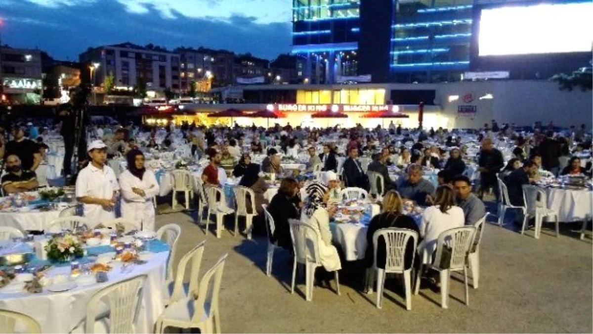 Zeytinburnu Meydanı\'nda 5 Bin Kişilik İftar Sofrası