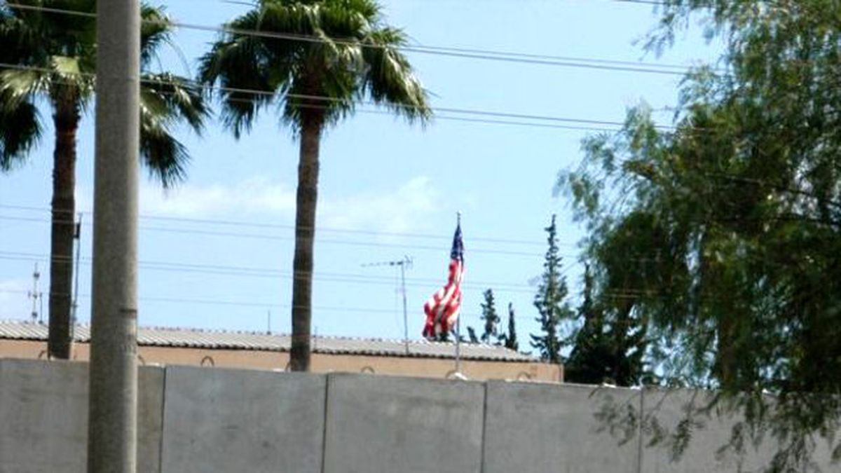 Adana'daki ABD Konsolosluğu 5 Metrelik Duvar Çekti