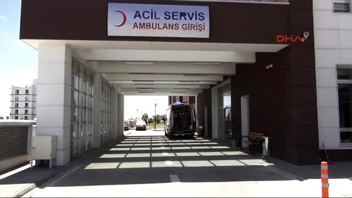 Adıyaman?da, Otomobilin Çarptığı Motosikletteki 2 Kişi Yaralandı