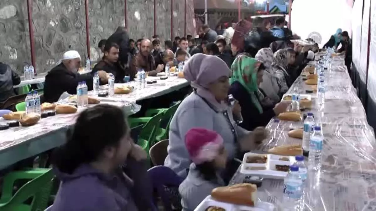 Ahlat\'taki Ahıska Türkleri Çadırda İftar Yaptı