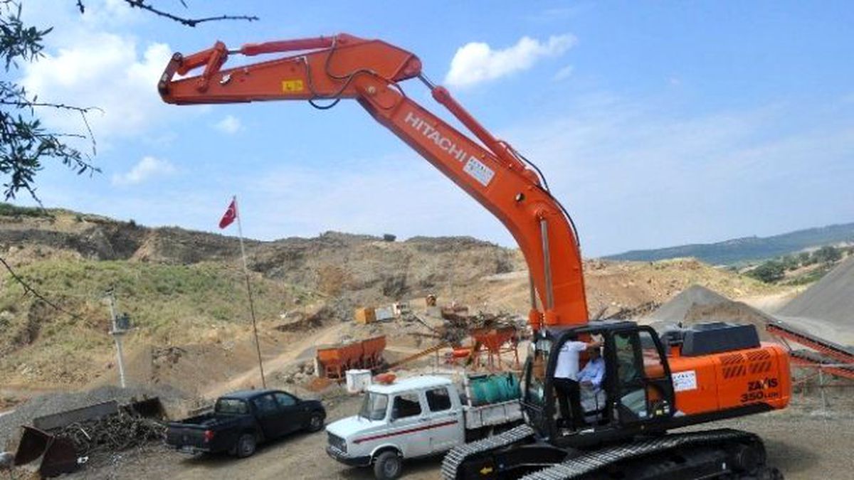 Ayvalık Belediyesi\'ne Yeni Ekskavatör