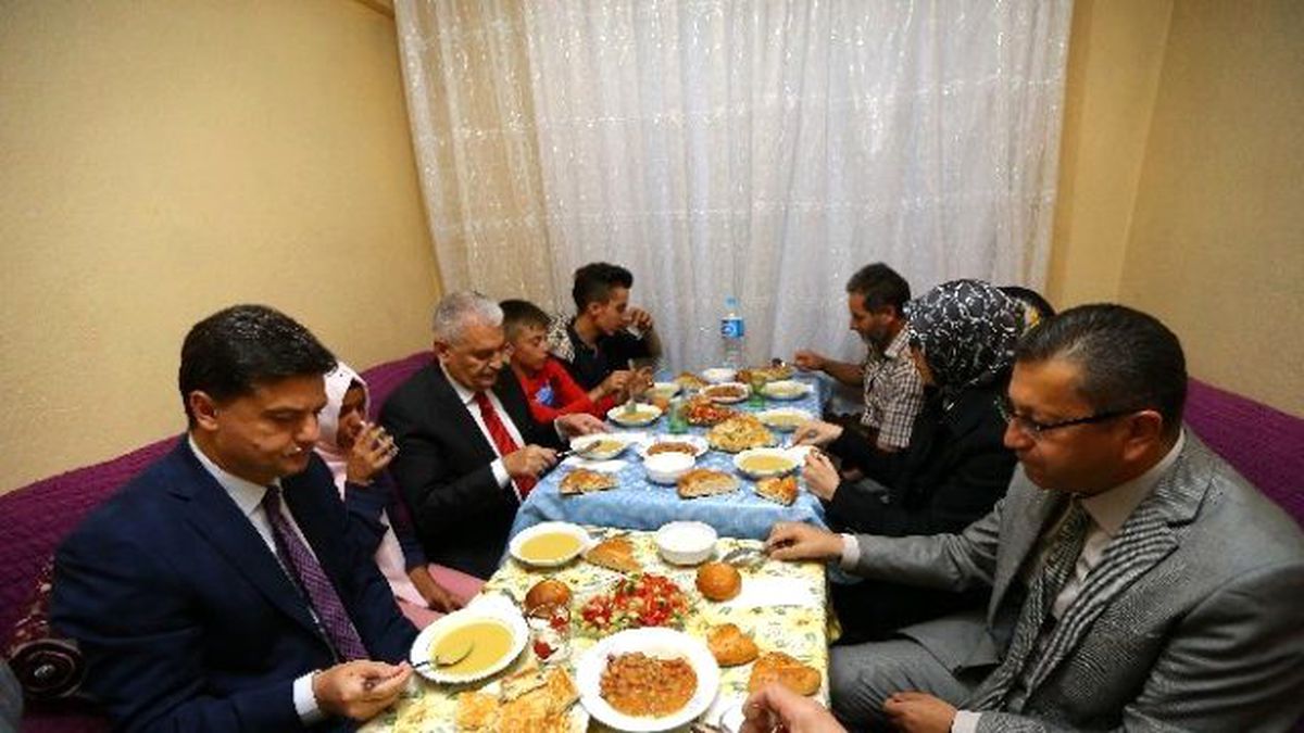 Başbakan Yıldırım, Gecekonduda İftar Sofrasına Konuk Oldu