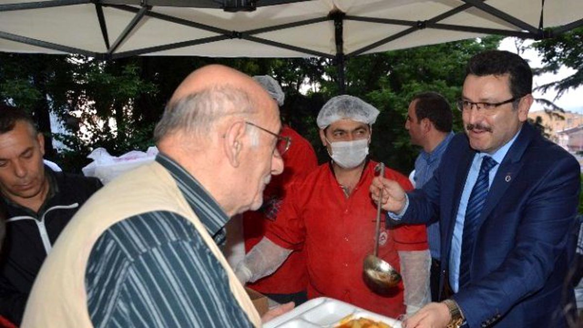 Başkan Genç, İftarını Vatandaşlarla Birlikte Açtı