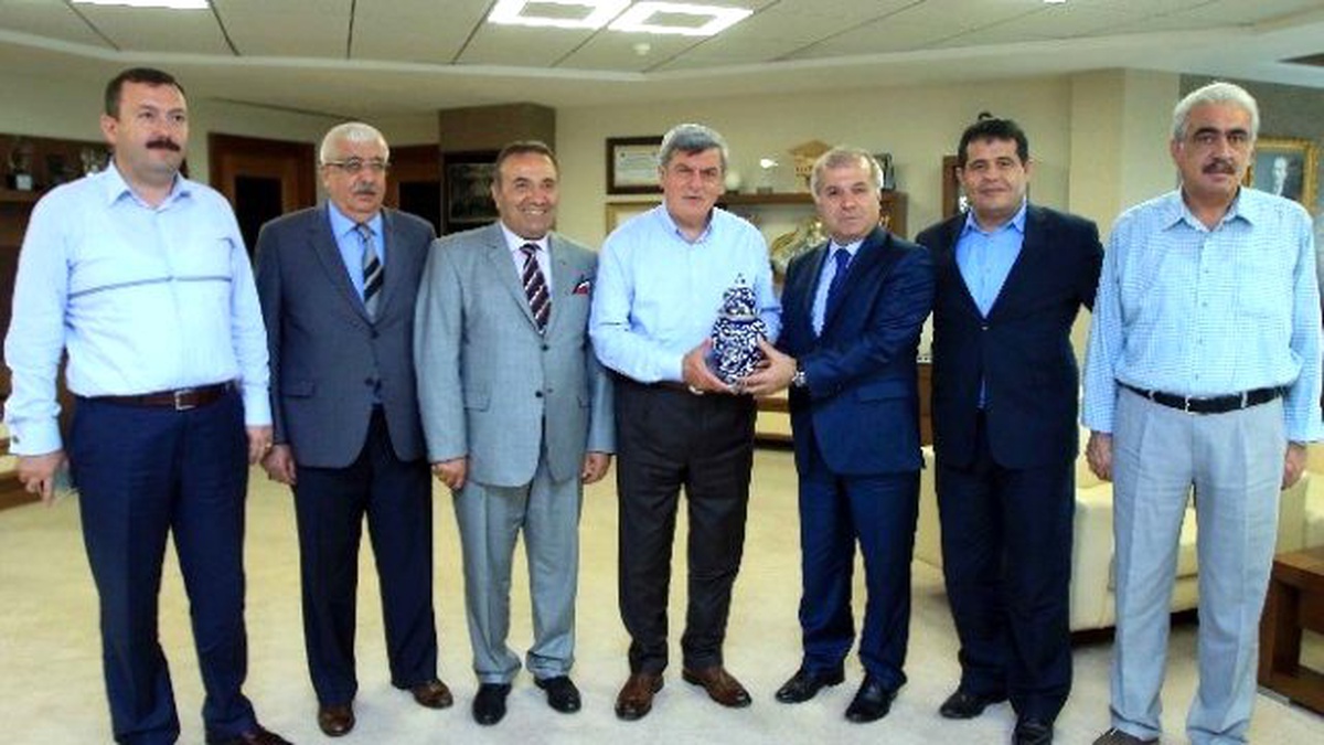 Başkan Karaosmanoğlu, Cem Vakfı\'nı Konuk Etti