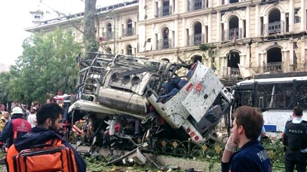 Beyazıt\'ta Bombalı Saldırı Sosyal Medyada