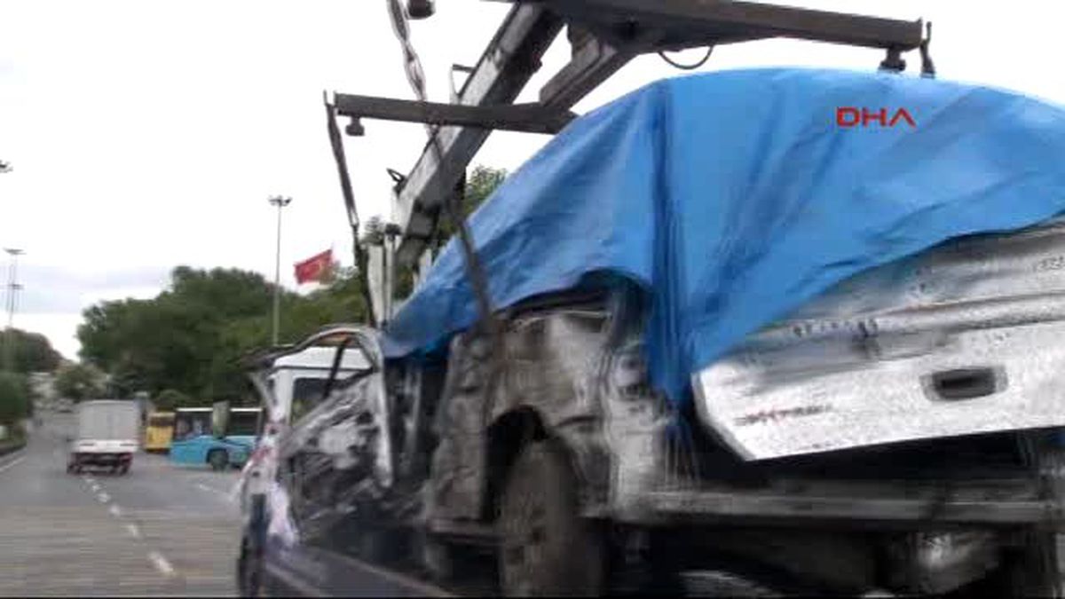 Bombalı Saldırıyla Hasar Gören Araçlar Olay Yerinden Kaldırılıyor