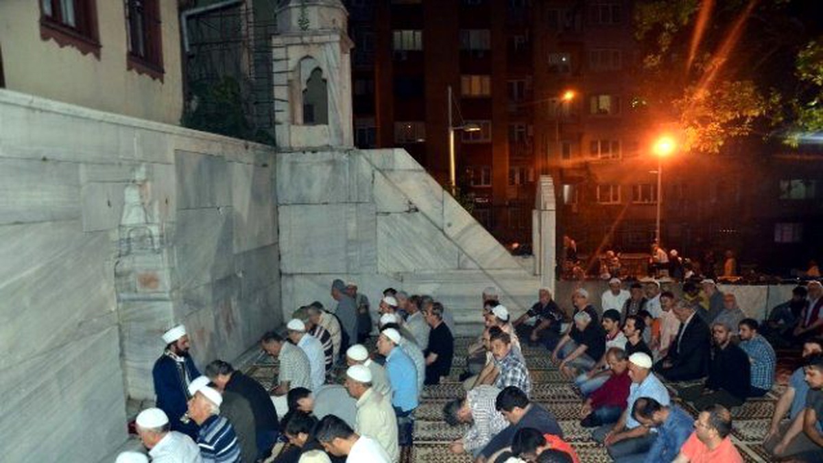 Bursa\'da 600 Yıllık Tarihi Namazgah\'ta Teravih Coşkusu...