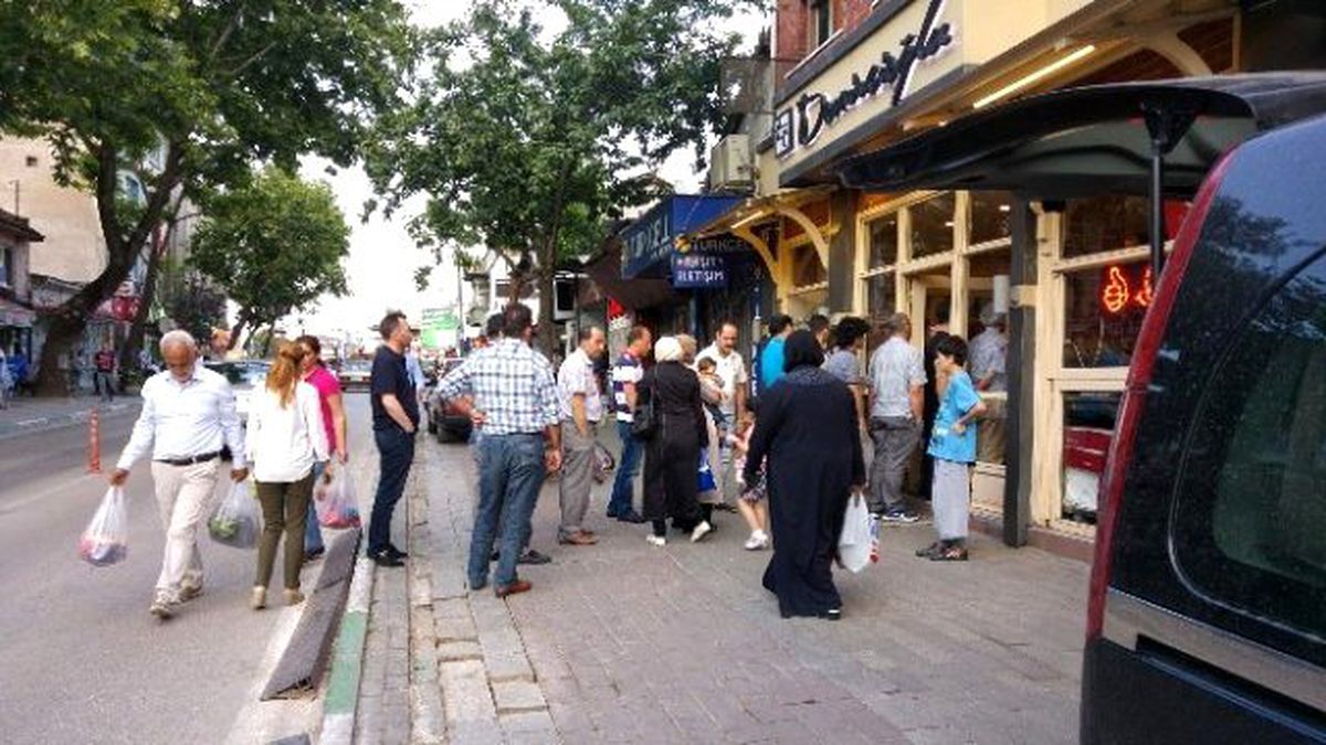 Bursa\'da İftar Saati Pide Kuyruğu