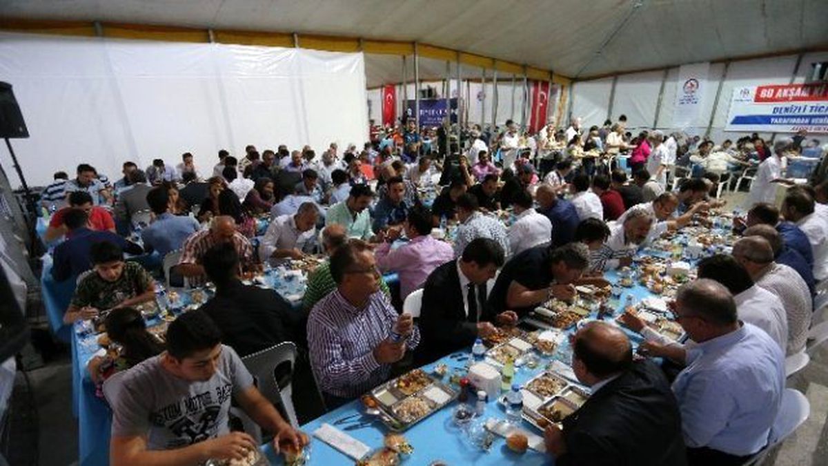Büyükşehir İftar Çadırı Misafirlerini Ağırlıyor