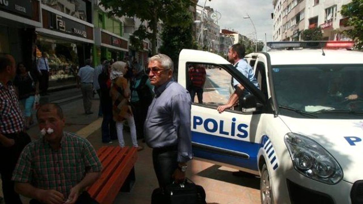 Cadde Ortasında Gazeteciye Yumruklu Saldırı