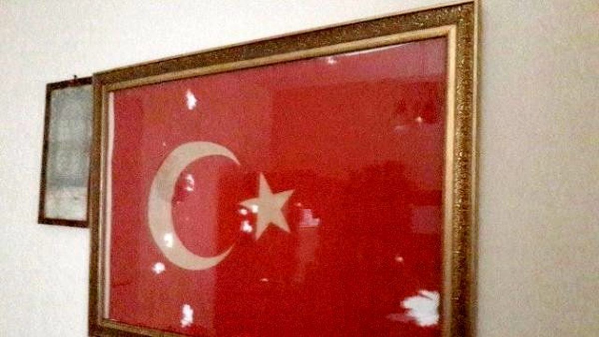 Çöpte Bulduğu Bayrağı Çerçeveletip Evinin Başköşesine Astı