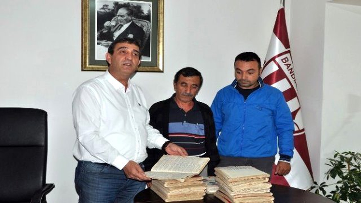 Dedesinin 20 Yıllık Arşivini Bandırmaspor\'a Hediye Etti
